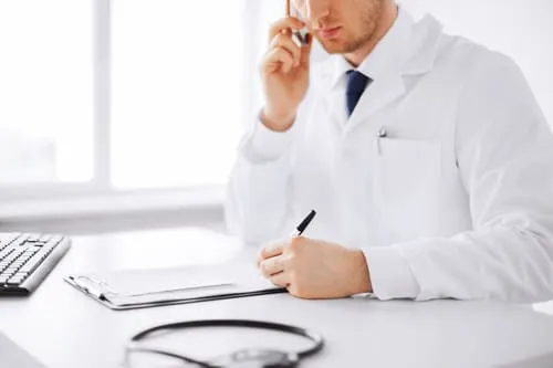 Врач заполняет карточку